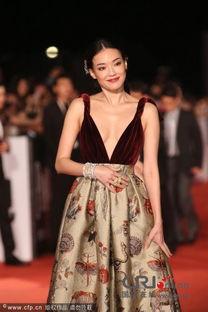 明星舒淇红色衬衫图片,时尚魅力尽展无疑